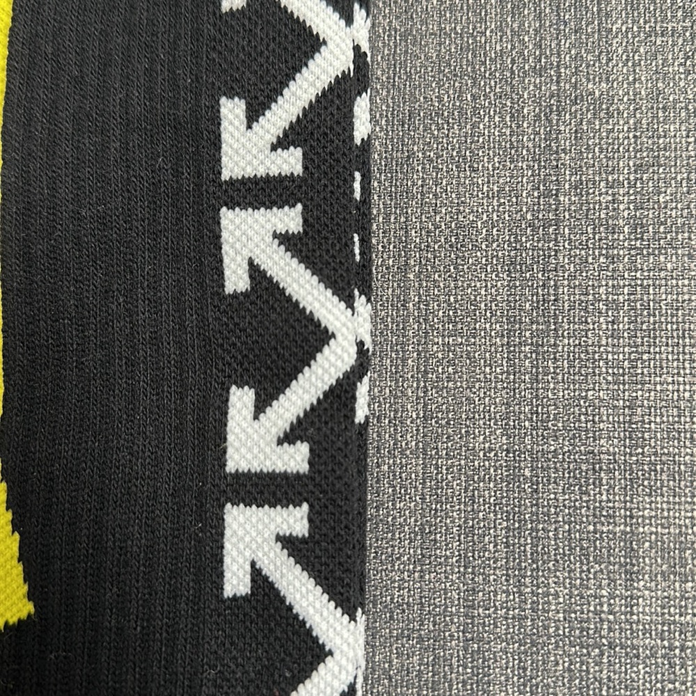 *NEW* OFF WHITE black + white arrow box logo + yellow caution tape hypeb… - Picture 3 of 5